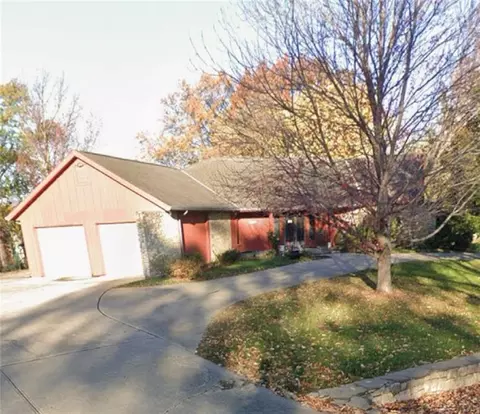 12325 Pinehurst Dr, Kansas City, KS 66109