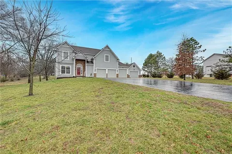 9842 Pin Oak Cir, De Soto, KS 66018
