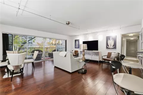 310 W 49th St #403, Kansas City, MO 64112