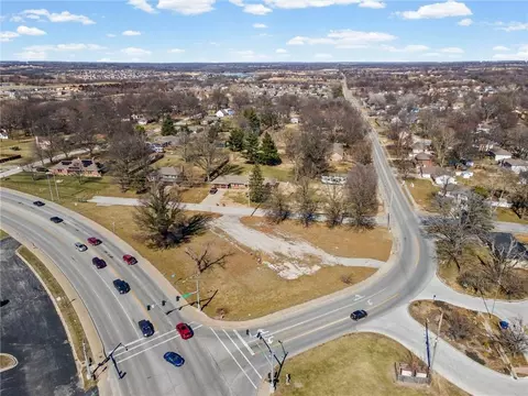 317 W 319 W Foxwood Dr, Raymore, MO 64083