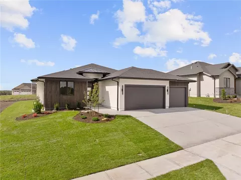 Exterior - 520 Bentwater Dr, Raymore, MO 64083 photo 3 of 5