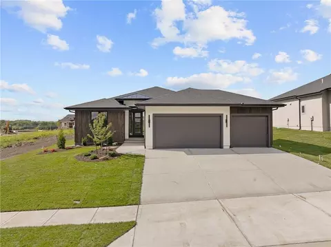 Exterior - 520 Bentwater Dr, Raymore, MO 64083 photo 2 of 5