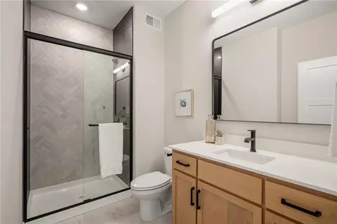 Bath - 520 Bentwater Dr, Raymore, MO 64083 photo 4 of 6