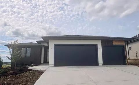 520 Bentwater Dr, Raymore, MO 64083