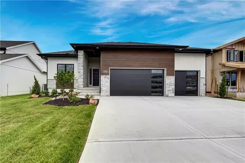 17408 Parkhill St, Overland Park, KS 66221