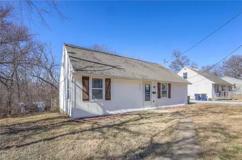 8446 Oak St, Kansas City, MO 64114