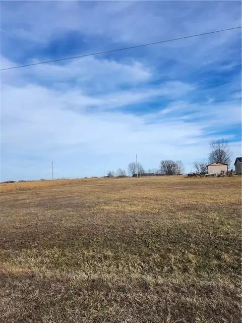 22 Holly Ln, Linn Valley, KS 66040