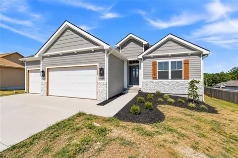 1320 NE 122nd St, Kansas City, MO 64165
