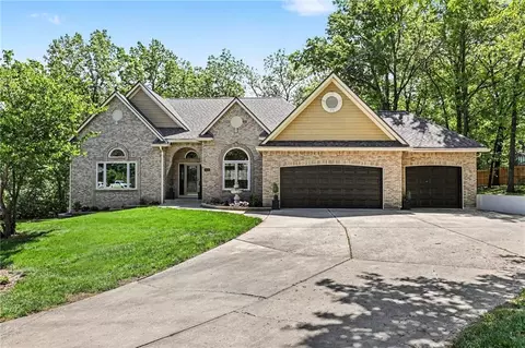 1130 NW Arrowhead Trl, Blue Springs, MO 64015