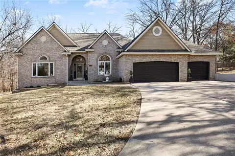 1130 NW Arrowhead Trl, Blue Springs, MO 64015