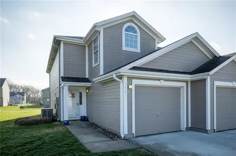 5707 NW Sunrise Meadow Cir, Lees Summit, MO 64064