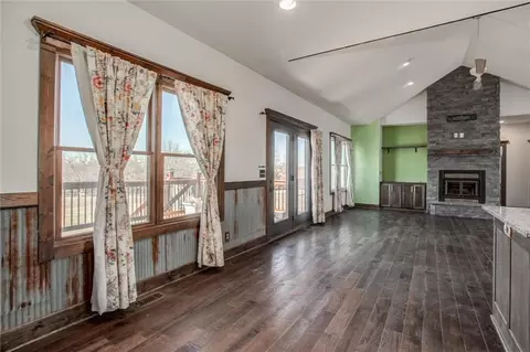 Living - 537 E 550 Rd, Overbrook, KS 66524 photo 3 of 6