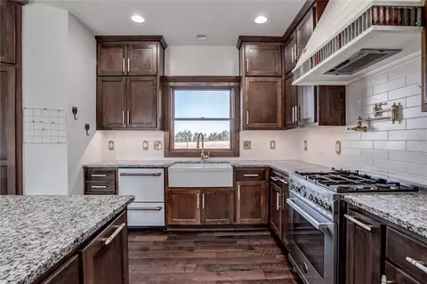 Kitchen - 537 E 550 Rd, Overbrook, KS 66524 photo 4 of 5