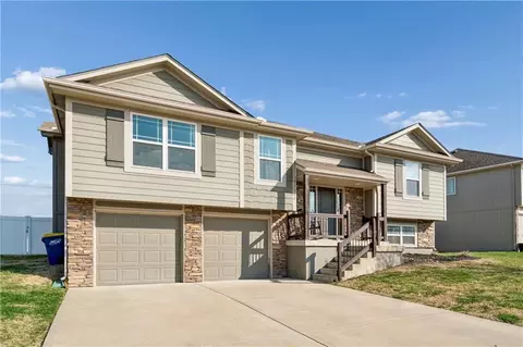 12204 E 214th St, Peculiar, MO 64078