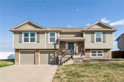 12204 E 214th St, Peculiar, MO 64078