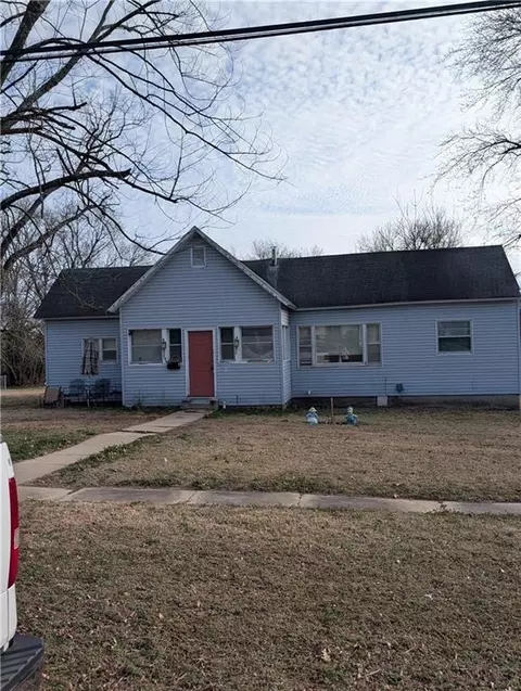 304 E Sycamore St, Nevada, MO 64772 photo 2