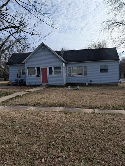 304 E Sycamore St, Nevada, MO 64772