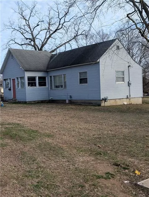 304 E Sycamore St, Nevada, MO 64772 photo 6
