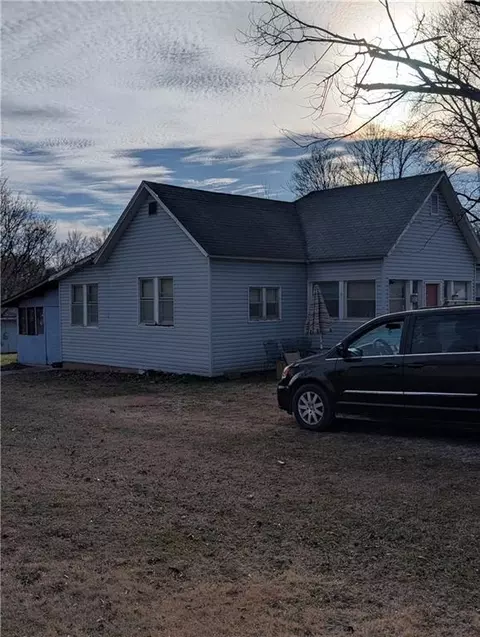 304 E Sycamore St, Nevada, MO 64772 photo 8