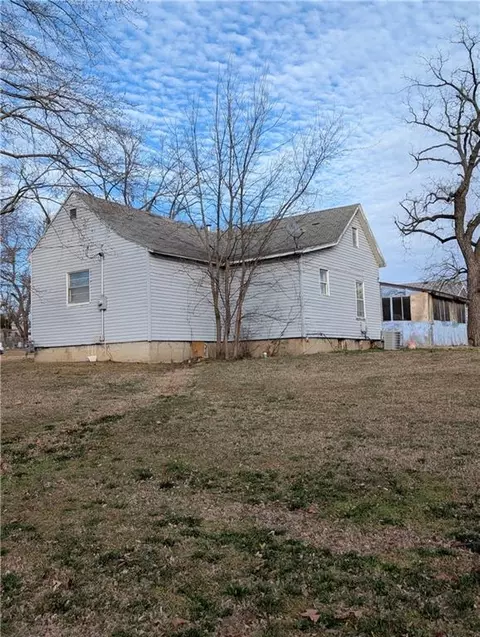 304 E Sycamore St, Nevada, MO 64772 photo 7