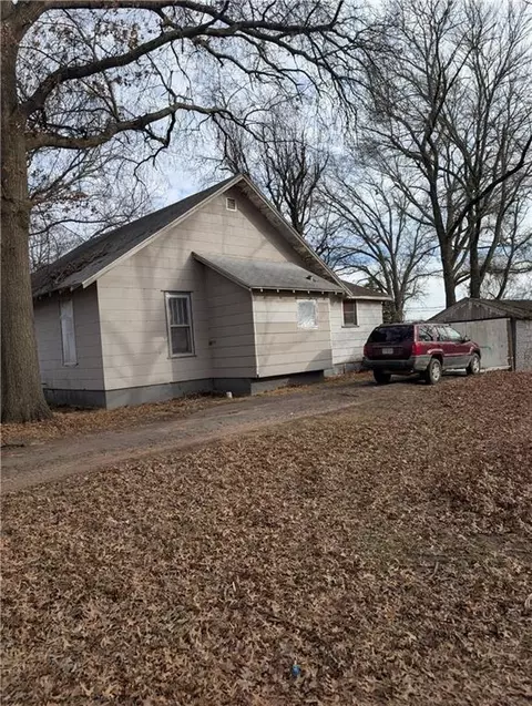 300 S First St, Sheldon, MO 64784 photo 5