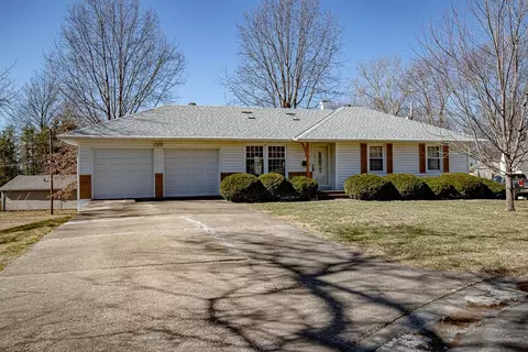 720 SW Williams St, Lees Summit, MO 64081