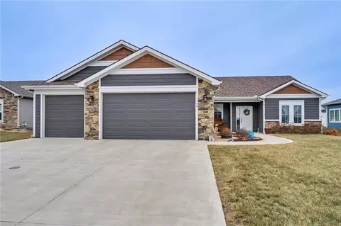 1108 Bluestem Dr, Baldwin City, KS 66006