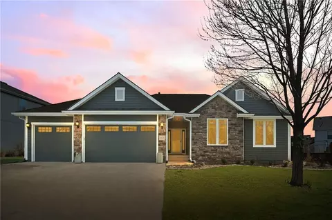 6013 Longview Rd, Shawnee, KS 66218