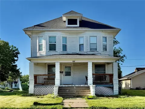 221 W 7th St, Maryville, MO 64468