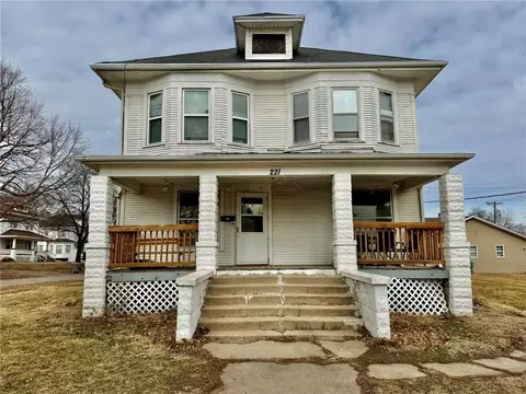 221 W 7th St, Maryville, MO 64468
