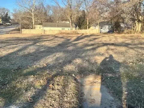 315 E Maple St, Nevada, MO 64772