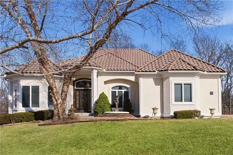 4405 N Hickory Ln, Kansas City, MO 64116