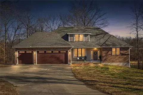 26311 S Westlake Dr, Harrisonville, MO 64701