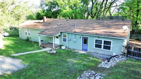 421 S 1st St, Mound City, KS 66056