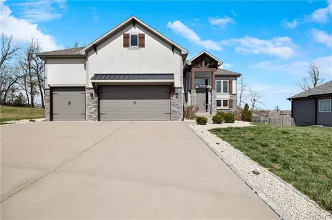 905 SE Wood Ridge Ct, Blue Springs, MO 64014