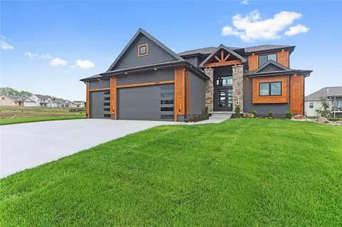 2033 SW Red Barn Ln, Lees Summit, MO 64082