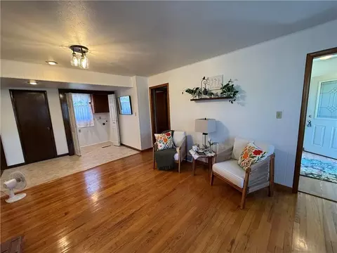 Living - 404 N 14th St, Atchison, KS 66002 photo 2 of 6