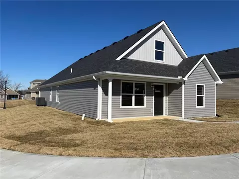 4801 S Creek Woods Dr, Saint Joseph, MO 64507