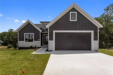 9727 N Montclair Ave, Kansas City, MO 64153