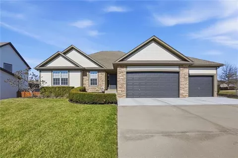 822 SW 35th Ter, Lees Summit, MO 64082