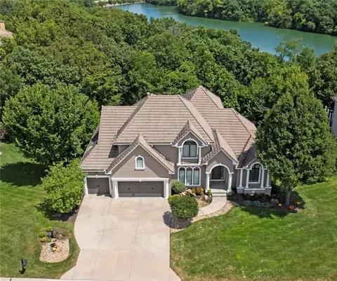 8190 Shoreline Dr, Parkville, MO 64152