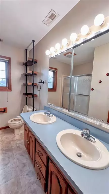 Bath - 39 Mackenzie Dr, Saint Joseph, MO 64503 photo 3 of 6