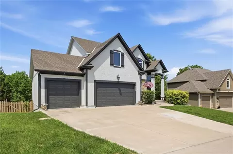 Exterior - 312 SE Battery Dr, Lees Summit, MO 64063 photo 5 of 10
