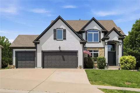 Exterior - 312 SE Battery Dr, Lees Summit, MO 64063 photo 6 of 10