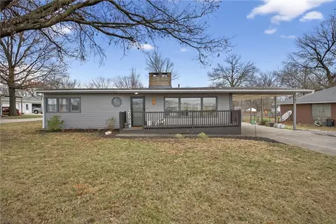 6 Sunset Ln, Paola, KS 66071