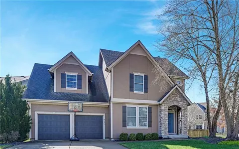 6047 Theden St, Shawnee, KS 66218