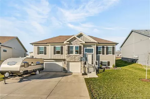 1012 Poplar Ln, Liberty, MO 64068