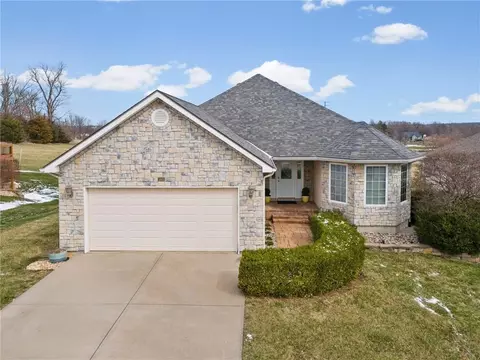 202 Prairie Rose Cir, Smithville, MO 64089