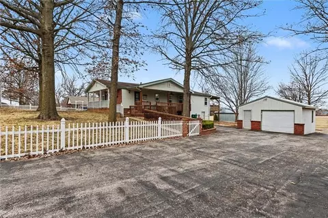 Exterior - 1492 SW Hook Rd, Lees Summit, MO 64082 photo 2 of 11