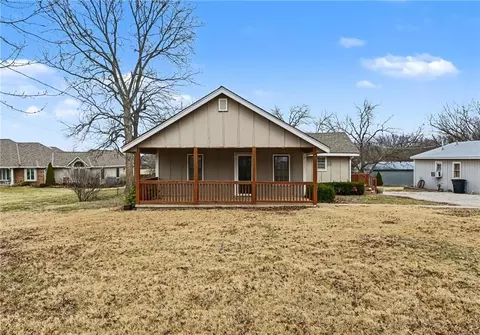 Exterior - 1492 SW Hook Rd, Lees Summit, MO 64082 photo 6 of 11